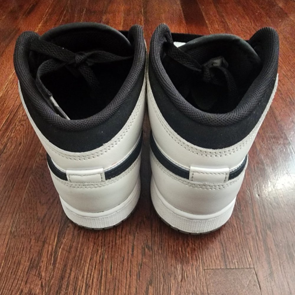 AIR JORDAN 1 MID SE GS SIZE 4.5 (Y) LIMITED EDITION!! - Picture 5 of 9